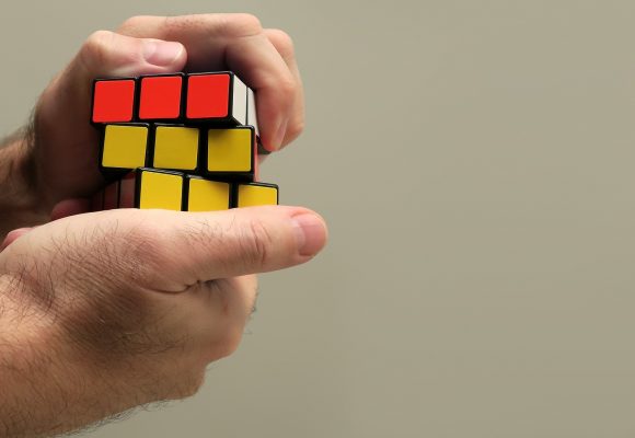 Kostka Rubika 3×3 – jak rozwiązać i poprawić swoje umiejętności?