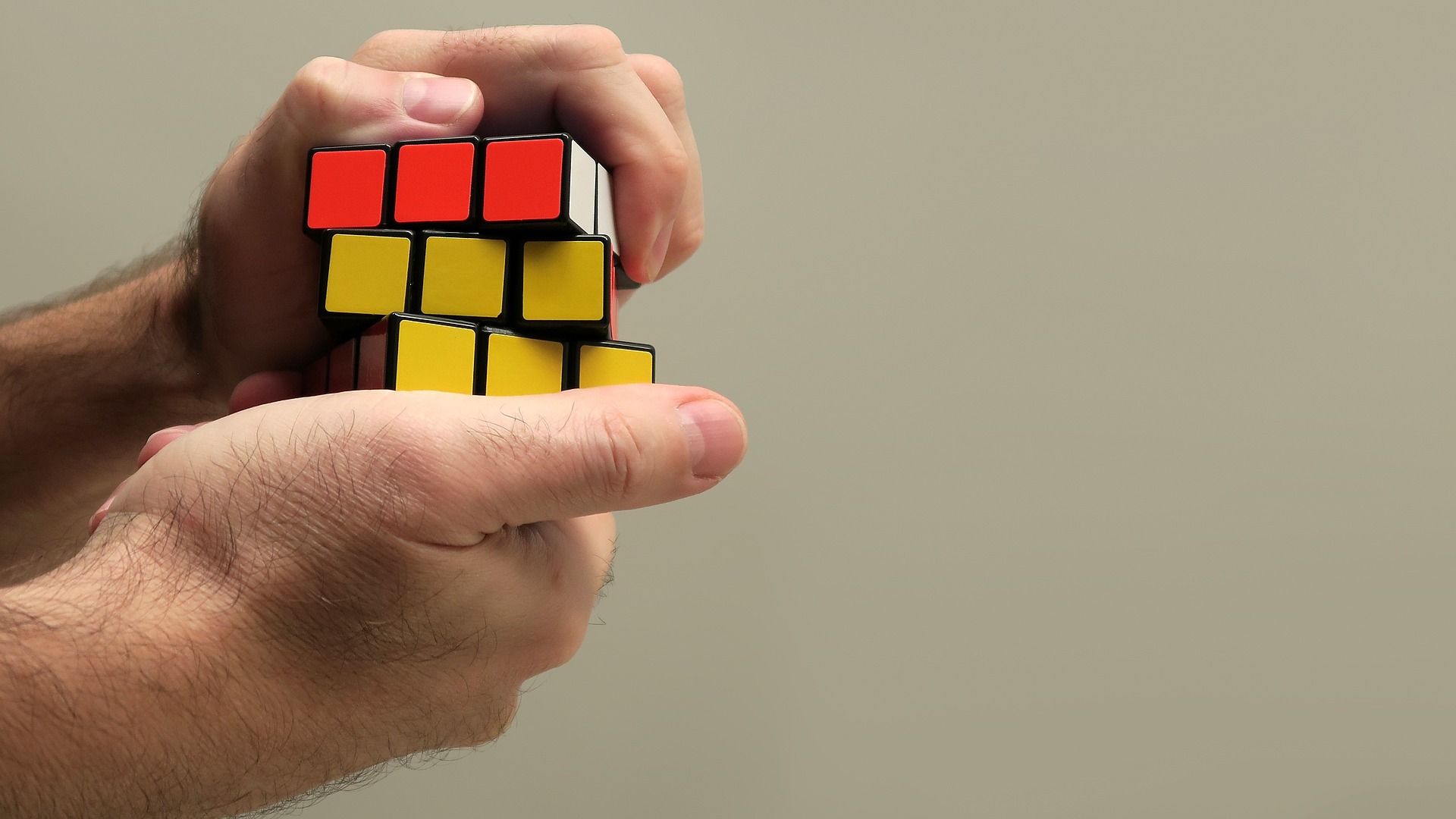 Kostka Rubika 3×3 – jak rozwiązać i poprawić swoje umiejętności?